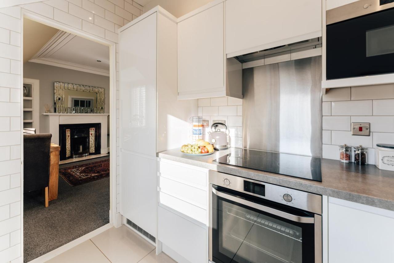 Luxury Inverness Central Apartment Private Parking Bagian luar foto