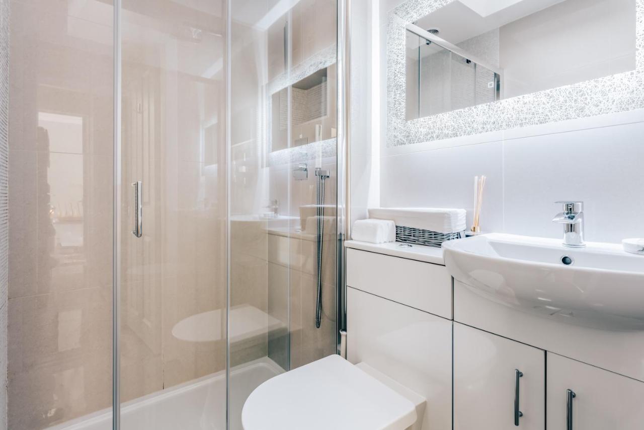 Luxury Inverness Central Apartment Private Parking Bagian luar foto
