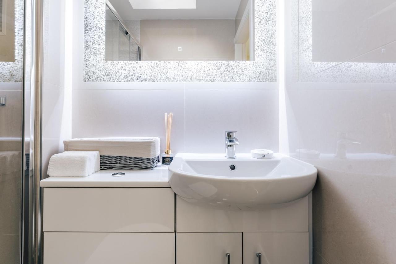 Luxury Inverness Central Apartment Private Parking Bagian luar foto