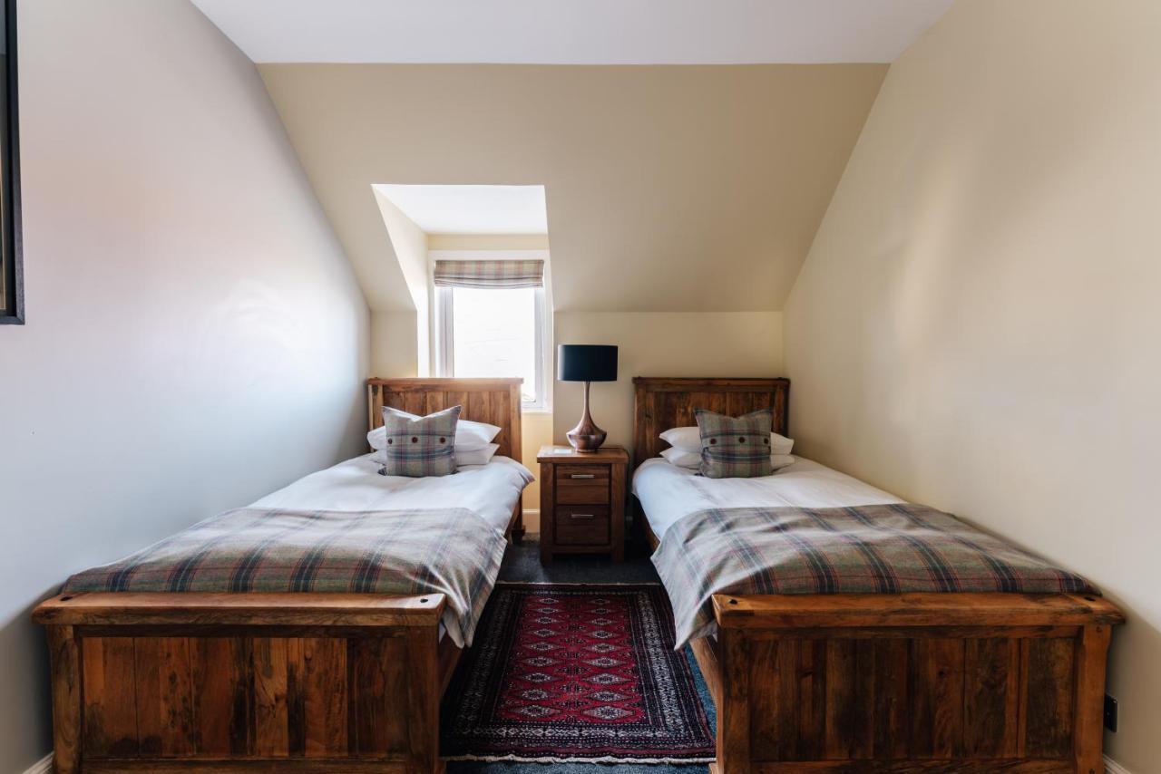 Luxury Inverness Central Apartment Private Parking Bagian luar foto
